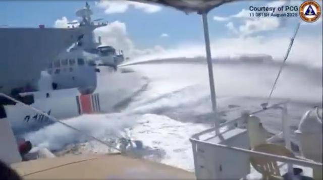 11일 남중국해 스카버러 암초 인근에서 필리핀 선박을 추격하던 중국 해경선이 또 다른 중국 해군 함정과 충돌하고 있다. 필리핀 해안경비대 제공