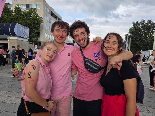 2일 블랙핑크 월드투어 콘서트가 열린 프랑스 파리 ‘스타드 드 프랑스’ 경기장에서 만난 피에르 주앙(오른쪽 두 번째)과 동생들. 맨 왼쪽이 에르민. 이들 4남매는 아버지와 함께 콘서트장을 찾았다. 파리=정승임 특파원