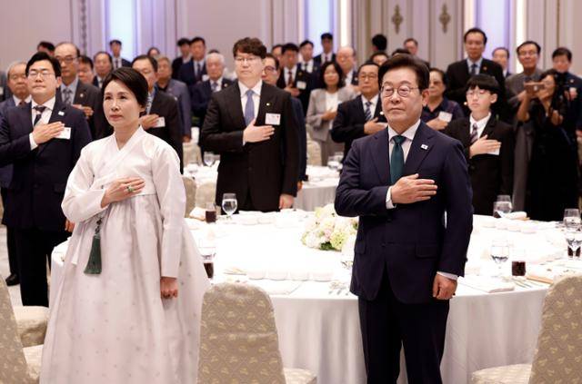 이재명 대통령과 김혜경 여사가 14일 청와대 영빈관에서 열린 '광복 80주년, 대통령의 초대' 행사에서 국민의례를 하고 있다. 뉴시스
