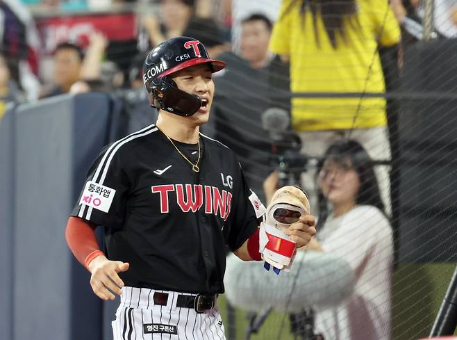 12일 오후 수원 KT위즈파크에서 열린 2025 프로야구 LG와 KT 경기. LG 박해민이 5회 신민재의 3루타때 득점한뒤 기뻐하고 있다. 수원=정시종 기자 capa@edaily.co.kr /2025.08.12.