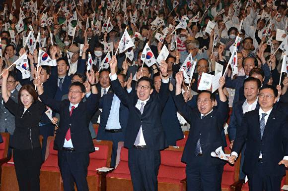 박형준 부산광역시장(가운데)을 비롯한 관계자들이 지난해 열린 ‘제79주년 광복절 경축 행사’에서 만세삼창을 외치고 있다. [사진=부산광역시]