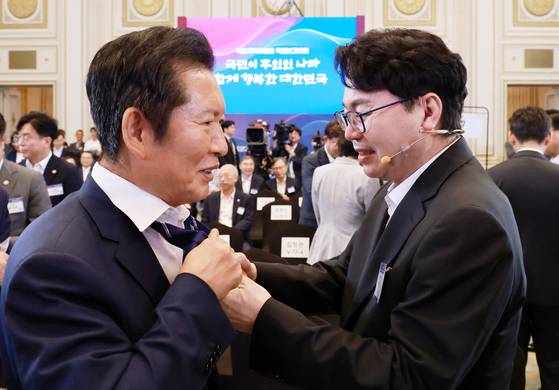 이한주 국정기획위원장(오른쪽)이 13일 청와대 영빈관에서 열린 국정위 국민보고대회에서 정청래 더불어민주당 대표의 넥타이를 풀어주고 있다. 이날 행사는 노타이로 진행됐다. [뉴시스]