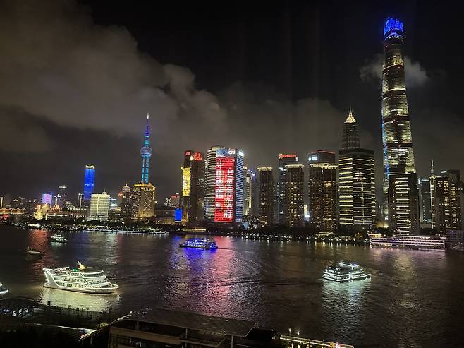 중국 상하이의 스카이라인. 황푸강 건너편으로 둥팡밍주와 상하이타워 등 푸둥지구 랜드마크가 자리하고 있다. 상하이를 대표하는 풍경이다. 박형수 기자