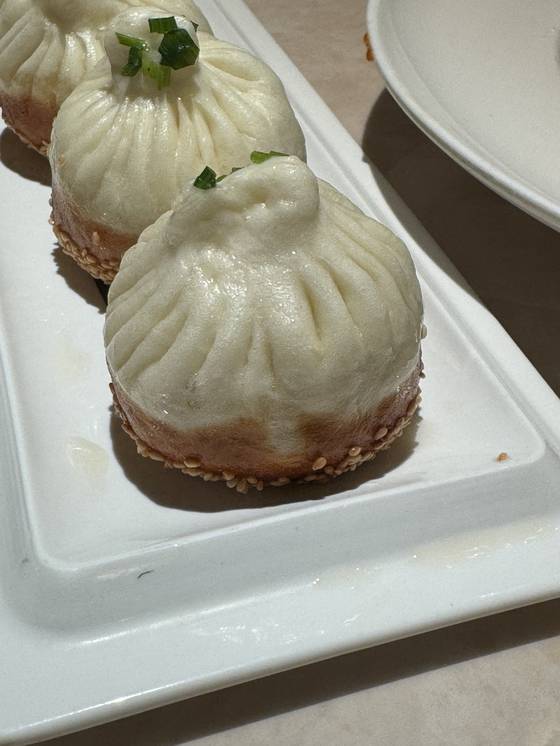 중국 상하이의 지역 음식인 셩지엔빠오. 찜기만을 이용해 익힌 샤오롱빠오와 달리 윗면은 촉촉하게 찌고 밑면은 바삭하게 튀겼다. 박형수 기자