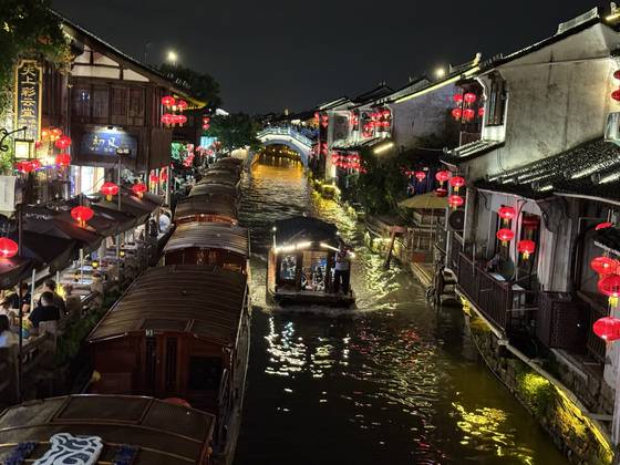 중국 장쑤성 쑤저우시의 운하 거리인 산탕제의 야경. 박형수 기자.