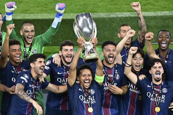 UEFA 수퍼컵 우승 직후 환호하는 파리생제르맹 선수단. 후반 만회골로 역전승에 기여한 이강인의 모습도 보인다. AP=연합뉴스