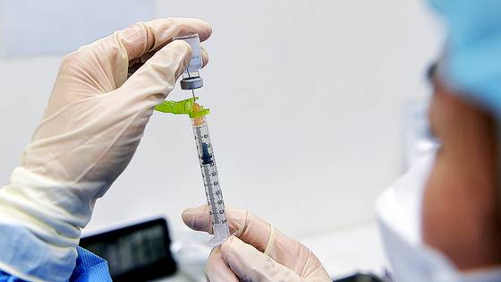 주사기에 약물을 옮겨담는 의료진. 사진은 기사와 관련 없음. 중앙포토