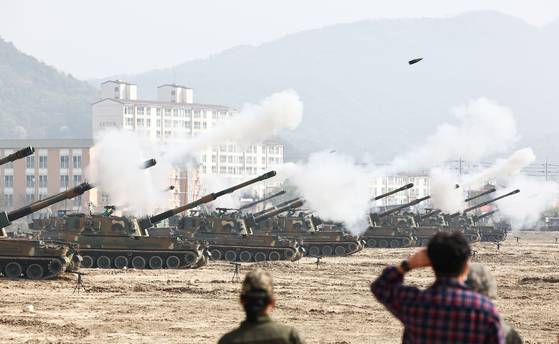 지난해 4월 수도포병 여단이 강원도 철원군 문혜리사격장에서 열린 '수도군단 합동 포탄사격훈련'에서 K9 자주포 실사격 훈련을 하고 있다. 김종호 기자