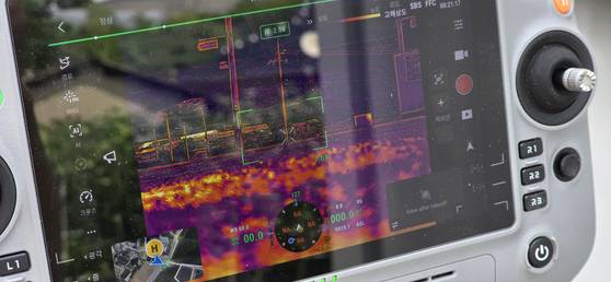정읍시가 보유한 고성능 드론 조종기 모니터에 열화상 카메라가 감지한 밭 모습이 나오고 있다. 김준희 기자