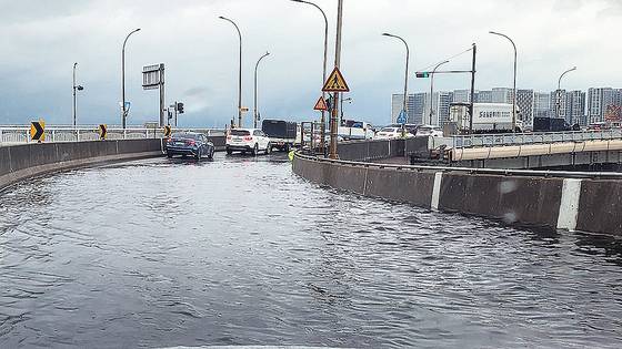 수도권에 많은 비가 내린 13일 서울 가양대교 램프에 물이 차 있다. 독자 제공=연합뉴스