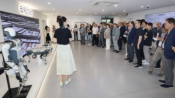한반도평화만들기(이사장 홍석현 중앙홀딩스 회장)의 평화 오디세이 방문단이 딥로보틱스 로봇에 대한 설명을 듣고 있다. 장진영 기자