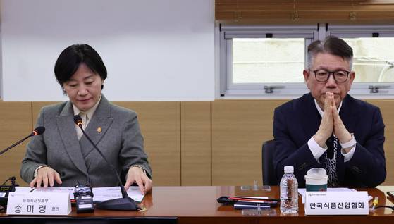 지난 2월 서울 방배동 한국식품산업협회에서 열린 '식품업계 현안 해결을 위한 간담회'에 송미령 농림축산식품부 장관(왼쪽)과 김명철 한국식품산업협회 상근부회장이 자리했다. 연합뉴스