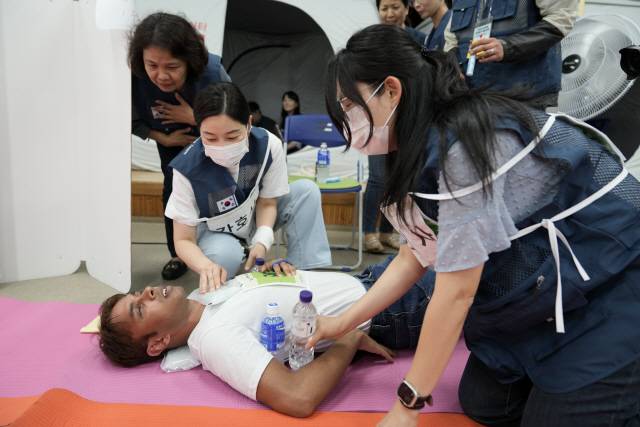 ▲ 13일 원주노인종합복지관에서 열린 ‘복지대피소·수요조사 통합 리허설 훈련’ 중 열사병 환자에 대처하는 시뮬레이션 역할 훈련을 진행하고 있다.  더 프라미스 제공