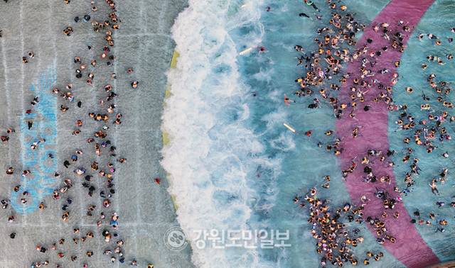 ▲ 전국에 발효된 폭염특보가 계속된 30일 홍천 워터파크가 피서객들로 북적거리고 있다. 방도겸 기자