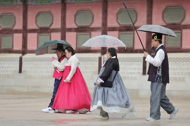 서울 경복궁을 찾은 외국인 관광객들의 모습. 사진=뉴스1