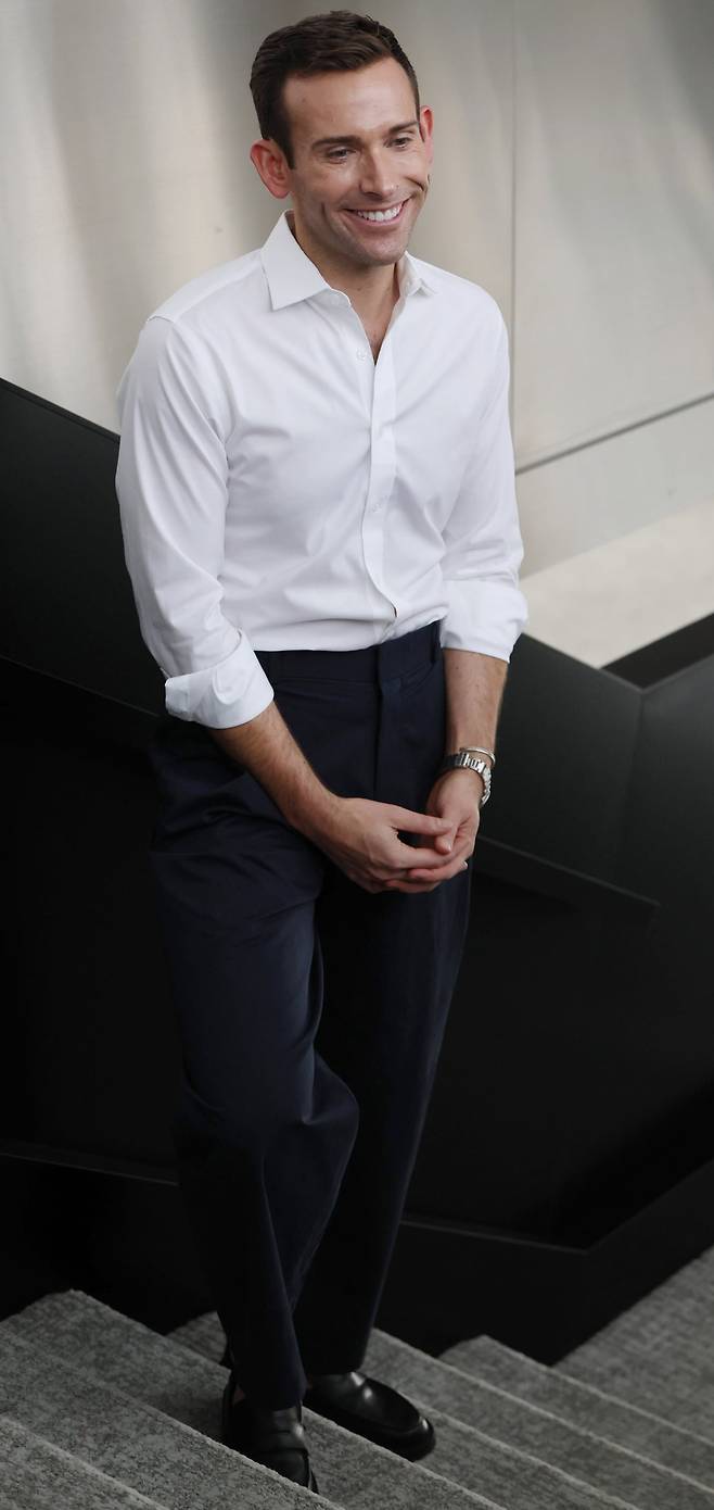 뮤지컬 ‘위대한 개츠비’의 폴 테이트 드푸 무대 디자이너가 지난 5일 서울 강남구 GS아트센터에서 한국경제신문과 인터뷰 전 포즈를 취하고 있다./사진=김범준 기자