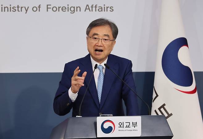 조현 외교부 장관이 14일 서울 종로구 외교부 청사에서 열린 내신 기자단 대상 브리핑에서 외교현안에 대한 질문에 답변하고 있다. 연합뉴스