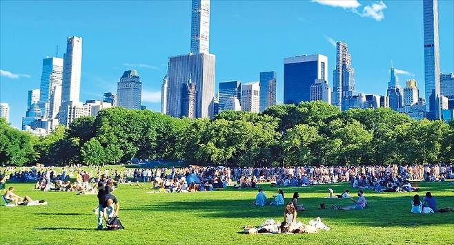 < “노후 걱정 없어요” > 미국에서는 매년 유입되는 수천억달러의 퇴직연금 자금이 뉴욕증시를 떠받치고, 연금 가입자는 주가 상승 덕에 노후 자금을 넉넉하게 불리는 선순환이 정착됐다. 세계에서 ‘연금 백만장자’가 가장 많은 뉴욕의 센트럴파크에서 ﻿시민들이 여유를 즐기고 있다.  /뉴욕=나수지 기자