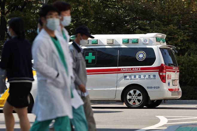 서울 시내 한 대학병원에서 이동하는 의료진 뒤로 구급차가 서 있다. 2024.10.25 사진=연합뉴스
