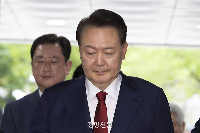 윤석열 전 대통령이 7월9일 오후 구속 전 피의자 심문(영장실질심사)을 받기 위해 서울 서초구 서울중앙지법으로 들어서고 있다. 문재원 기자