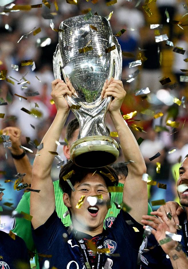반짝 활약 이강인, 슈퍼컵 번쩍 파리 생제르맹(PSG) 이강인이 14일 유럽축구연맹(UEFA) 슈퍼컵에서 우승한 뒤 트로피를 들어 올리고 있다. 우디네 | 로이터연합뉴스