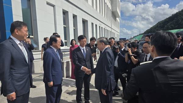 지난 13일 부산항 신항 7부두를 찾은 또 럼 베트남 당 서기장이 송상근 부산항만공사 사장과 악수하고 있다. 송 사장 왼쪽은 안병길 해양진흥공사 사장. 부산항만공사 제공