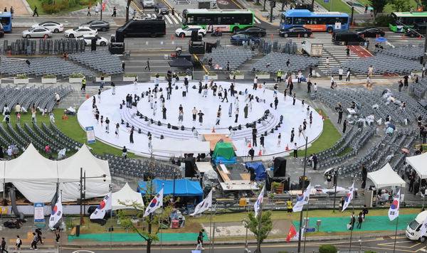 광복절을 하루 앞둔 14일 서울 광화문 광장에 설치된 무대에서 ‘국민주권 대축제’ 리허설이 진행되고 있다. 연합뉴스