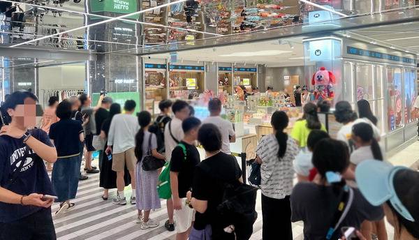 14일 부산 해운대구 신세계 센텀시티가 백화점 지하 2층 하이퍼그라운드에서 글로벌 아트 토이 전문기업 ‘팝마트’ 매장에 입장하려는 고객들이 줄을 서 있다. 팝마트는 오픈을 기념해 라부부(LABUBU) 캐릭터를 포함한 다양한 캐릭터를 즐길 수 있는 ‘썸머 다이브 인투 팝마트(SUMMER DIVE INTO POP MART)’ 프로모션을 진행한다.  신세계 센텀시티 제공