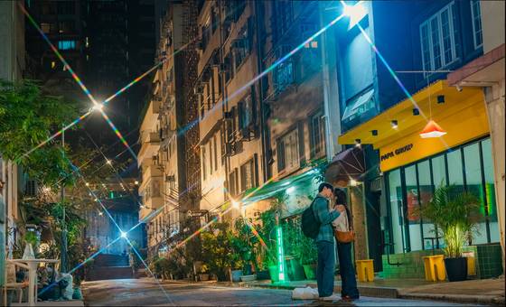 A kiss scene from “Law and the City” filmed in Hong Kong’s Prince’s Terrace alley [TVN]