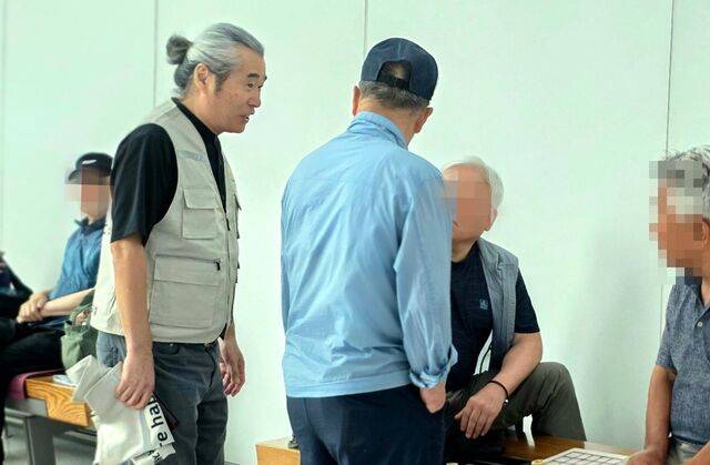 이여호수아 선교사가 12일 인천국제공항 제2여객터미널 교통센터에서 방문객에게 인사를 건네고 있다.