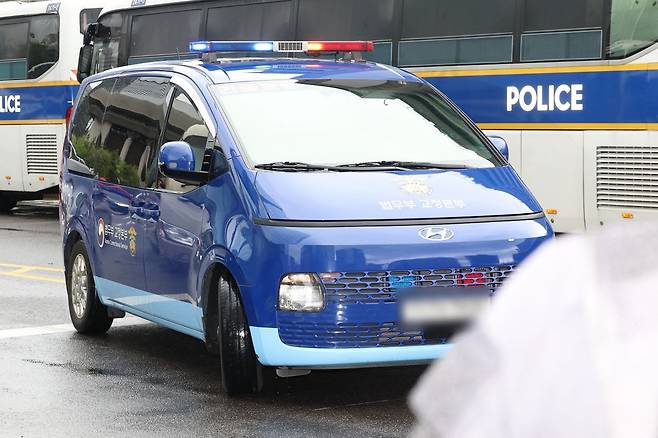 김건희 여사를 태운 차량이 14일 민중기 특별검사팀 사무실이 마련된 서울 종로구 KT 광화문빌딩 웨스트로 들어가고 있다. 연합뉴스.