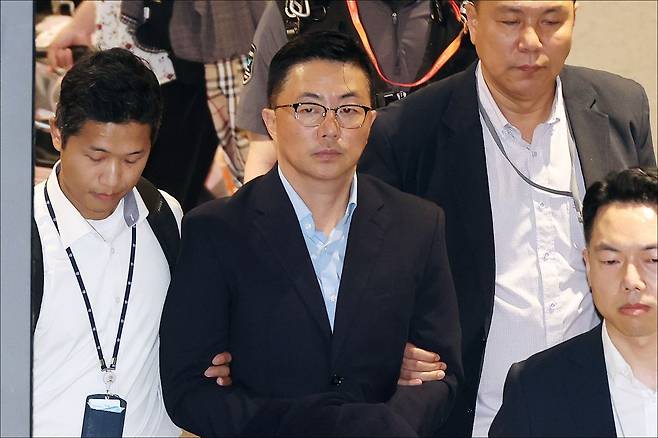 김건희 여사 일가의 '집사'로 지목된 김예성씨가 지난 12일 오후 인천공항 제1여객터미널 입국장에 들어서고 있다. 윤웅 기자