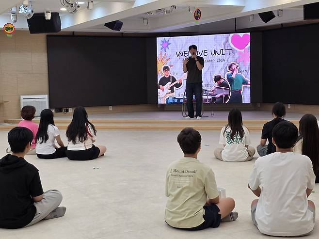 CCM찬양팀 위러브 보컬리스트 구교석씨가 14일 전남 목포 사랑의교회에서 찬양사역자로서의 보컬 강의를 진행하고 있다.