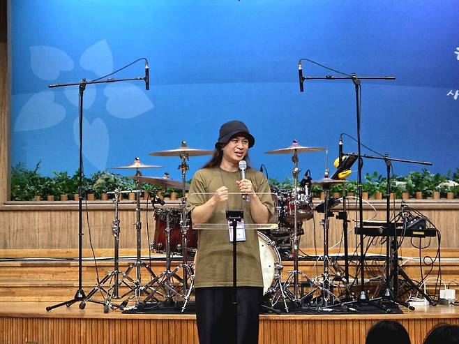 드러머 리노 선교사가 14일 전남 목포 사랑의교회에서 참가자들에게 강의를 진행하고 있다.