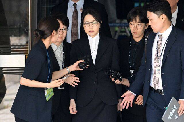 윤석열 전 대통령 부인 김건희 여사가 12일 구속 전 피의자 심문(영장실질심사)을 마친 뒤 서울 서초구 서울중앙지법을 나서고 있다. 사진공동취재단