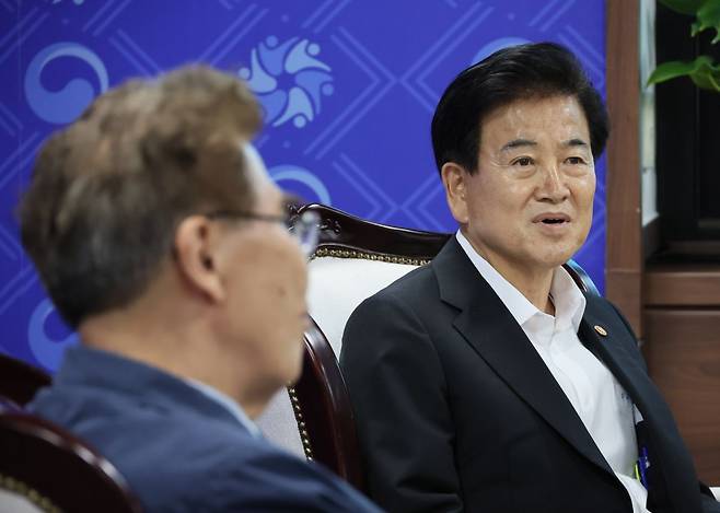 정동영 통일부 장관이 12일 서울 종로구 정부서울청사에서 열린 경협·교역·금강산 기업 단체 면담에서 발언하고 있다. 연합뉴스