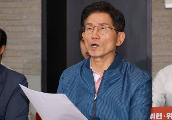 국민의힘 당 대표 선거에 출마한 김문수 후보가 14일 서울 여의도 중앙당사 로비에서 김건희 특검의 당사 압수수색에 항의하며 농성을 벌이고 있다. 연합뉴스