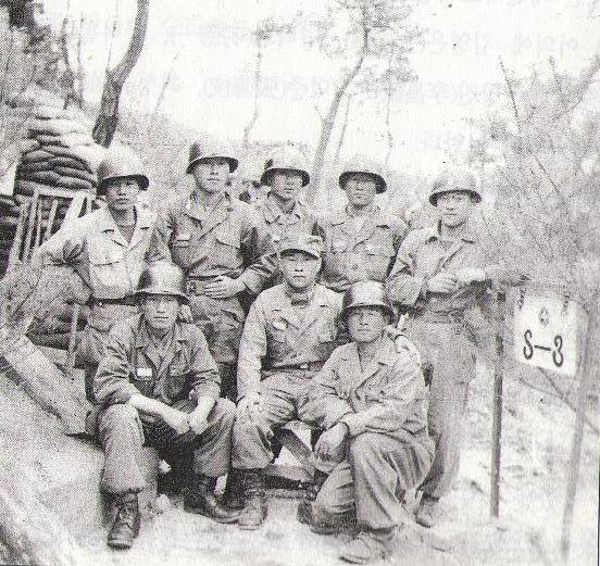 6.25전쟁 당시 공병대대 작전과 전우들과 함께 있는 재일학도의용군 최성규 씨(앞줄 왼쪽 첫째). [사진 출처 = 재일학도의용군 나라사랑기념관 홈페이지]