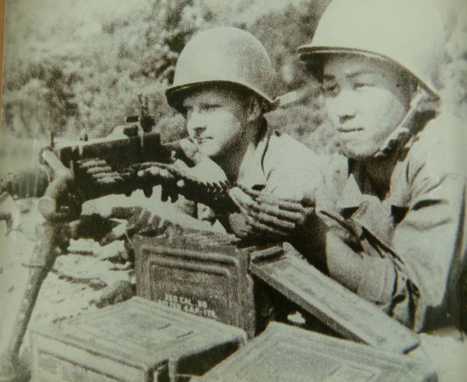 재일학도의용군 장병들이 미군과 함께 훈련을 받는 모습. [사진 출처 = 재일학도의용군 나라사랑기념관 홈페이지]