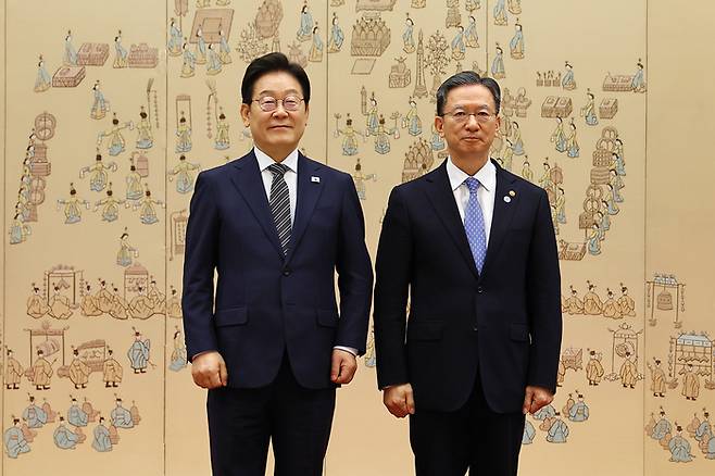 이재명 대통령이 23일 서울 용산 대통령실 청사에서 열린 임명장 및 위촉장 수여식에서 정성호 법무부 장관에게 임명장을 수여한 뒤 기념촬영하고 있다  김호영기자