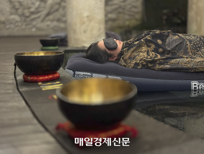 아비세나 우붓의 ‘플로팅사운드힐링’을 체험하는 모습. [사진 = 김민주 기자]