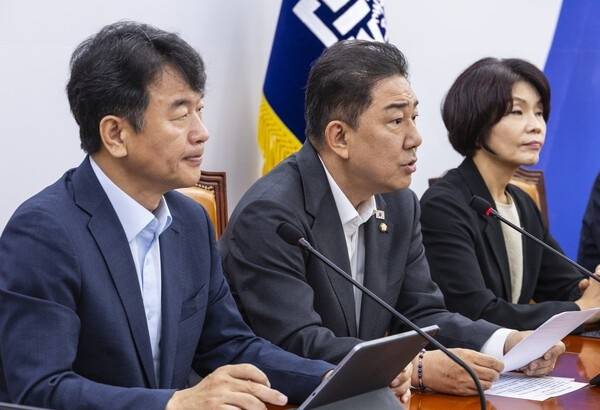 더불어민주당 김병기 원내대표가 5일 국회에서 열린 원내대책회의에서 발언하고 있다. [사진 = 연합뉴스]
