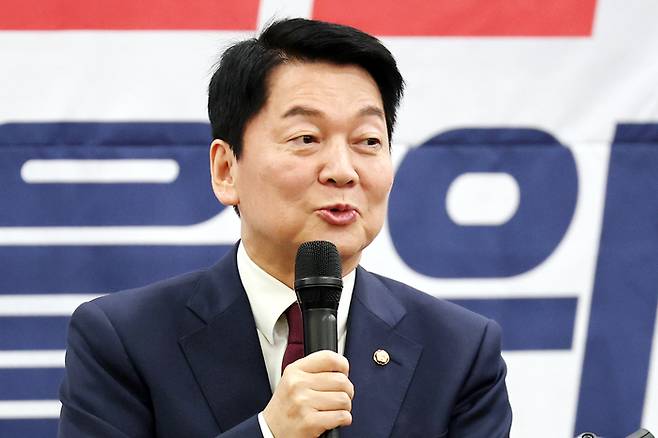 지난 11일 오후 광주 서구 홀리데이인 광주호텔에서 열린 김화진 국민의힘 전남도당 위원장 취임식에서 안철수 당 대표 후보가 축사하는 모습. [사진 출처 = 연합뉴스]