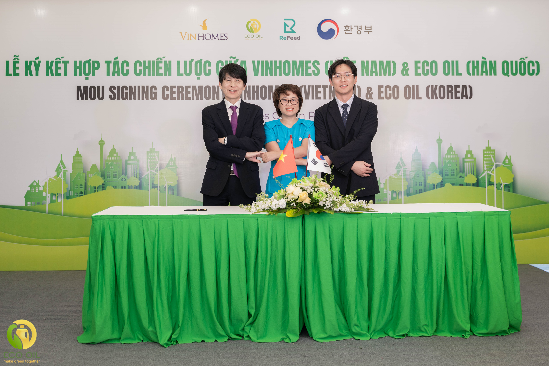 2024년 11월 빈홈과 MOU 작성을 하면서 찍은 사진으로 맨 왼쪽부터 환경부 안세창 기후탄소정책실장, 빈홈 따 티 타인 후옌(Tạ Thị Thanh Huyền) 부사장, 에코 오일 유정환 대표.(사진=리피드 제공)
