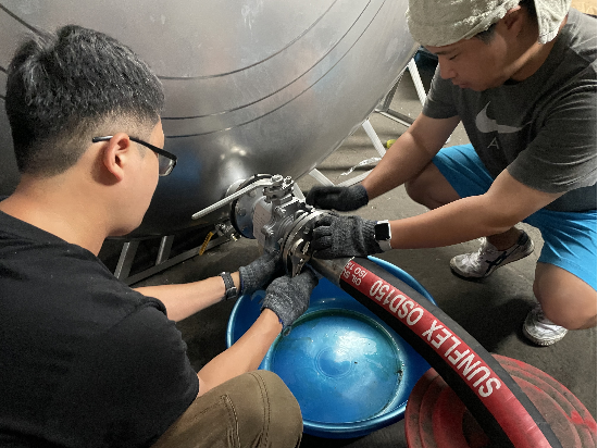 베트남에서 첫 번째 출하를 준비하고 있는 리피드 이충호 대표와 전준봉 이사.(사진=리피드 제공)