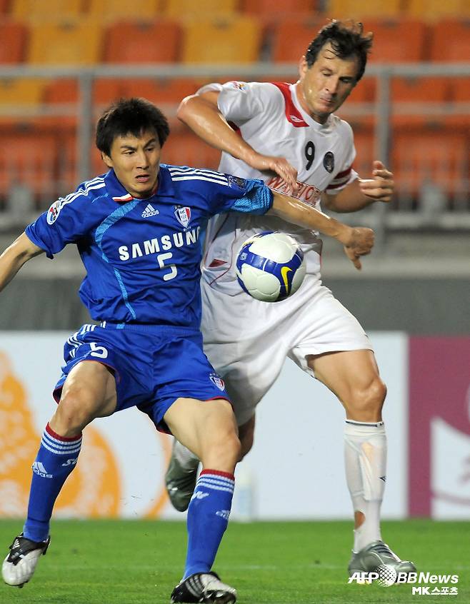 수원 삼성에서 뛰었던 ‘중국 축구 레전드’ 리 웨이펑(사진 왼쪽). 사진=AFPBBNews=News1