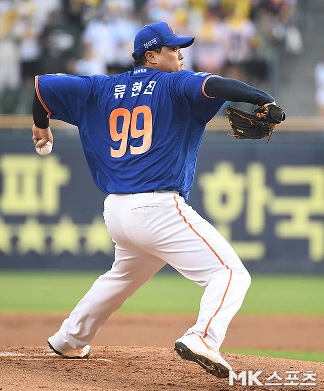 류현진이 8일 잠실 LG전에서 공을 뿌리고 있다. 사진=천정환 기자