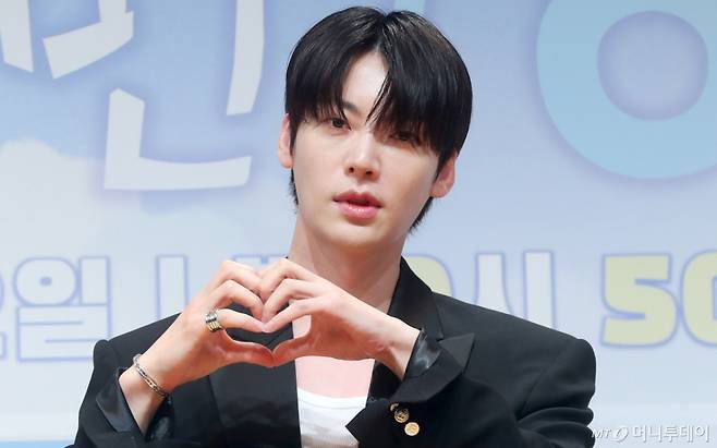 [서울=뉴시스] 김혜진 기자 = 배우 안재현이 16일 오전 서울 영등포구 KBS에서 열린 KBS2 새 예능 프로그램 '가는정 오는정 이민정' 제작발표회에서 포즈를 취하고 있다. 2025.05.16.  /사진=김혜진