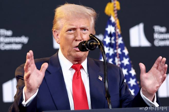 (워싱턴 로이터=뉴스1)도널드 트럼프 미국 대통령이 13일(현지시간) 미국 워싱턴DC의 케네디 센터를 방문한 후 기자들과 질의응답 시간을 갖고 있다. 2025.8.13 ⓒ 로이터=뉴스1 Copyright (C) 뉴스1. All rights reserved. 무단 전재 및 재배포, AI학습 이용 금지.