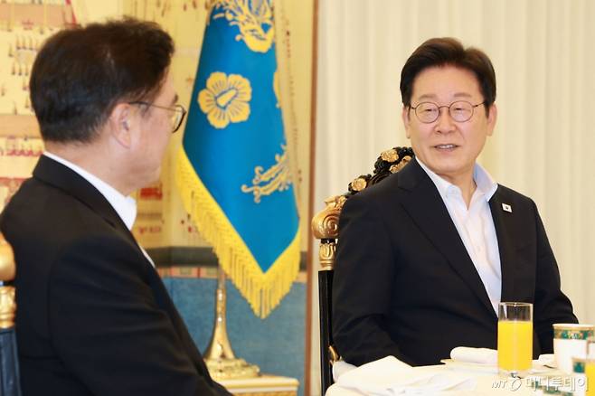 [서울=뉴시스] 고범준 기자 = 이재명 대통령이 17일 서울 한남동 관저에서 우원식 국회의장과 만찬에 앞서 환담하고 있다. 2025.07.17. bjko@newsis.com /사진=고범준